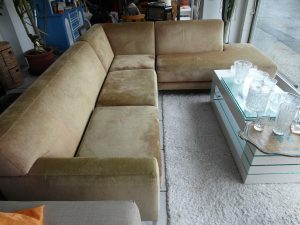 8_1 Goldene Stoffcouch_Sofa